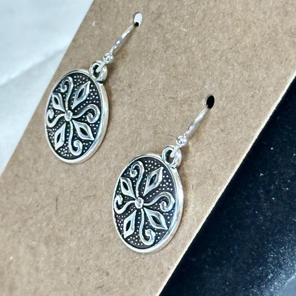 2/$20 Silver tone round disk  Celtic style filigree floral hook earrings NWOT - Picture 7 of 10